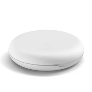 This slim, white orthodontic retainer case offers a convenient and sanitary storage solution for aligners and retainers, featuring a magnetic closure, breath hole, and easy cleaning.