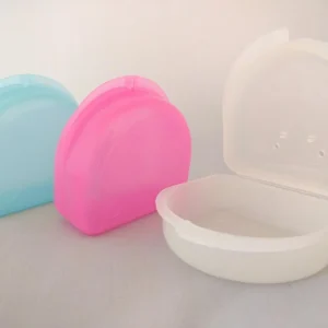 This white WLRAPSKY glow in the dark retainer case features a durable long life hinge, 1 1/4" depth to fit most appliances, and vented holes to prevent odors.