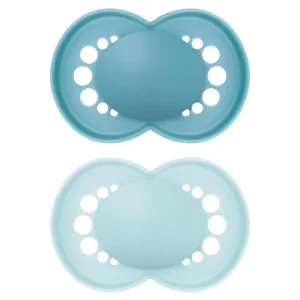 This two-pack of blue MAM pacifiers for boys aged 6-16 months comes with a sterilizing case and features a symmetrical nipple to promote healthy oral development.