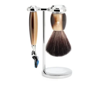 This MÜHLE VIVO shaving set includes a 5-blade Gillette Fusion compatible razor, a black fibre brush, and a chrome stand for a complete and sustainable shaving experience.