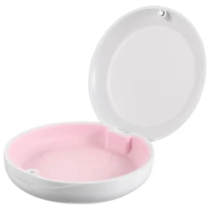 This compact anti-scratch retainer case with magnetic closure protects dentures and orthodontic retainers, keeping them safe and clean.