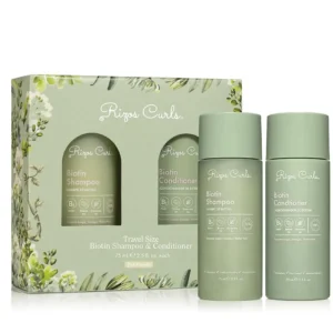 The Rizos Curls Travel Biotin Wash Set offers a refreshing aromatherapeutic experience with a custom fragrance featuring notes of lemon, lime, white florals, coconut milk, amber, and vanilla.