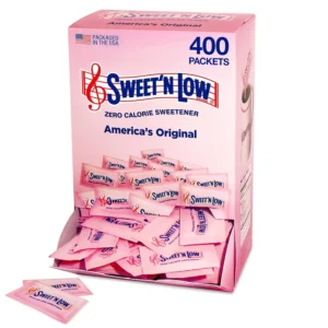 A box of Sweet 'N Low zero calorie sugar substitute single-serve packets.